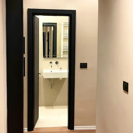 Top Center Apartment *